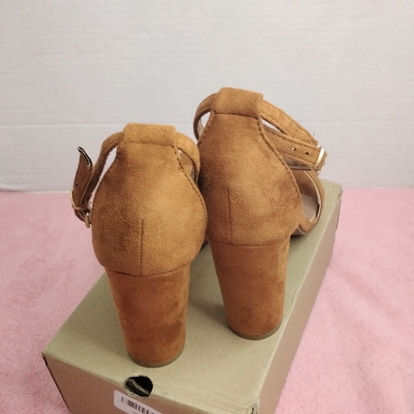 Bella Marie 8.5 tan suede heels with ankle strap - Picture 4 of 7
